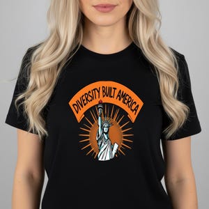 インクルーシブ・プライドTシャツ、多様性がアメリカを築く（ユニセックスサイズ）