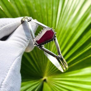 Handgjort rubin manschettarmband, kistformad ädelsten i silver, födelsedagspresent till kvinnor