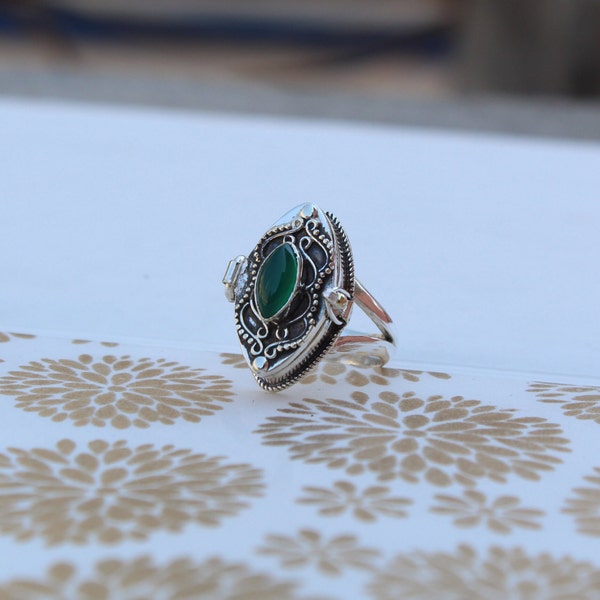 Belle bague empoisonnée, bague pour compartiment, bague empoisonnée en pierre d'onyx verte, bague faite main plaquée argent sterling 925, bague empoisonnée, cadeau pour la Saint-Valentin