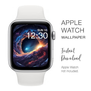 Può includere: Un quadrante di orologio digitale con uno sfondo a tema galattico. L'ora è 12:30 e la data è DOM 15. Il testo "APPLE WATCH WALLPAPER" e "Download immediato" è visualizzato sotto il quadrante dell'orologio. Il testo "Apple Watch non incluso" è visualizzato sotto il testo di download.