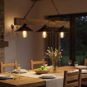 Puede incluir: Un comedor rústico con una gran mesa de madera y sillas. Sobre la mesa cuelga una lámpara colgante de tres luces con pantallas negras y bombillas Edison. La habitación incluye una chimenea de piedra y vistas al jardín.