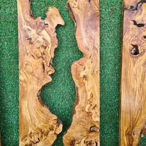 Puede incluir: Tres piezas de madera con un patr&oacute;n de veta de madera natural. La madera es de color marr&oacute;n claro con vetas marrones m&aacute;s oscuras y nudos. La madera est&aacute; dispuesta en orientaci&oacute;n vertical.