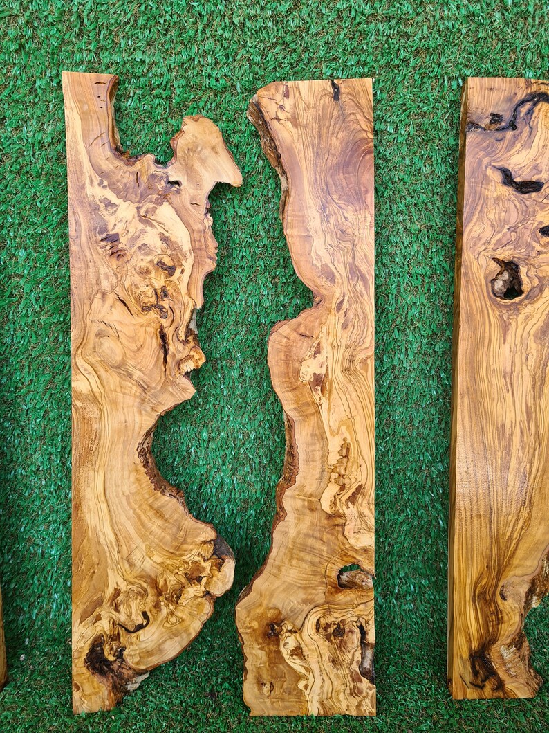 Puede incluir: Tres piezas de madera con un patr&oacute;n de veta de madera natural. La madera es de color marr&oacute;n claro con vetas marrones m&aacute;s oscuras y nudos. La madera est&aacute; dispuesta en orientaci&oacute;n vertical.
