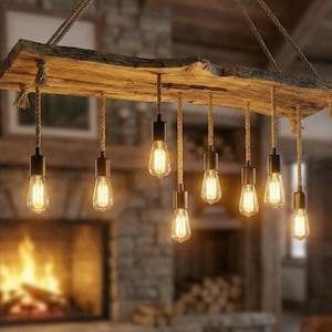 Può includere: Lampadario rustico in legno con nove lampadine in stile Edison sospese con corde. L'apparecchio è montato su una trave di legno grezzo. Il bagliore caldo delle lampadine contrasta con i toni freddi del camino in pietra sullo sfondo.