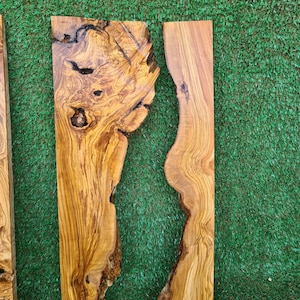 Puede incluir: Dos piezas de madera de olivo con un acabado natural y r&uacute;stico. La madera tiene un patr&oacute;n de veta &uacute;nico y es perfecta para la elaboraci&oacute;n.