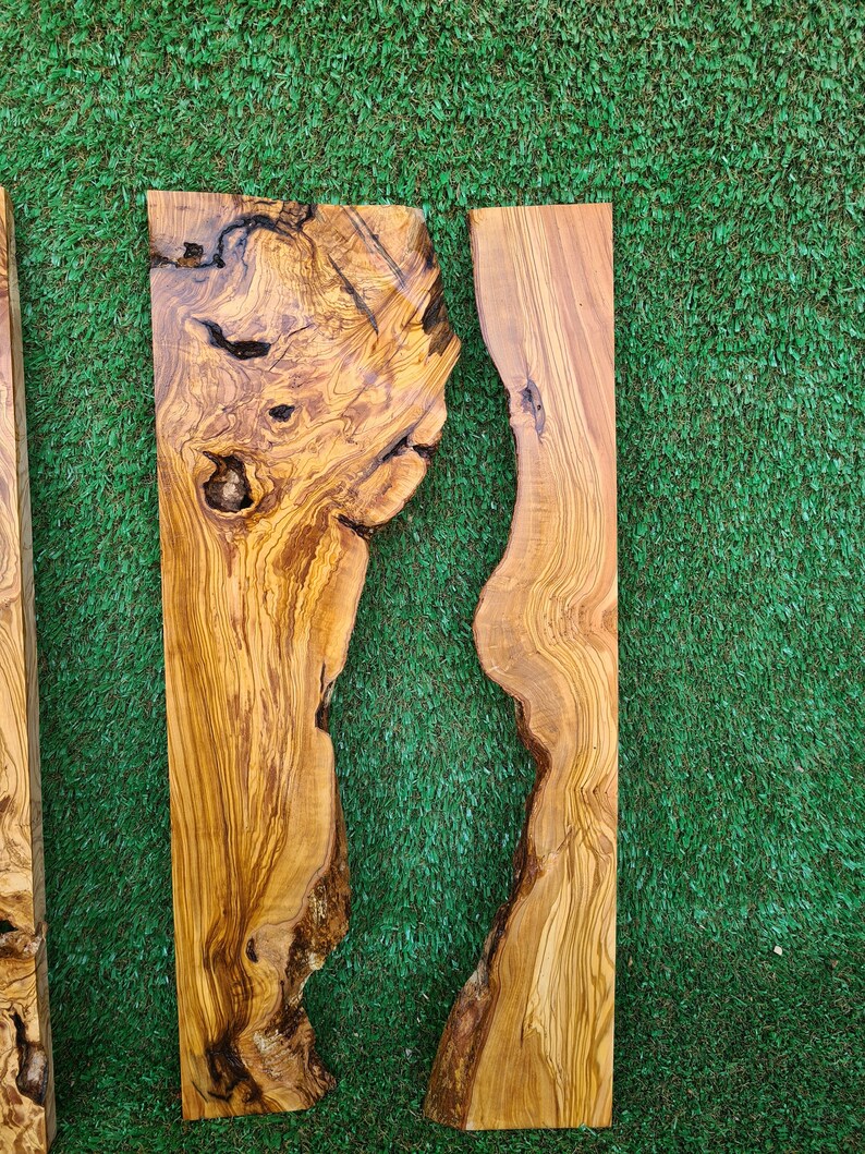 Puede incluir: Dos piezas de madera de olivo con un acabado natural y r&uacute;stico. La madera tiene un patr&oacute;n de veta &uacute;nico y es perfecta para la elaboraci&oacute;n.