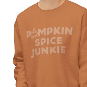 Junkie aux épices citrouilles, t-shirt, sweat-shirt, col rond, citrouille épicée, amateur de café, vêtements d'automne, sweat-shirt d'automne