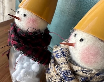 Salero y pimentero vintage con forma de muñeco de nieve, mediados de siglo, muñecos de nieve retro, amarillo mostaza, decoración navideña, antigüedades reutilizadas, reciclaje, muñeco de nieve retro