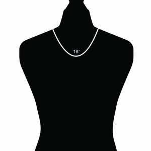 Puede incluir: Un maniqu&iacute; negro con un collar de cadena de plata. El collar mide 18 pulgadas (45,7 cm) de largo.