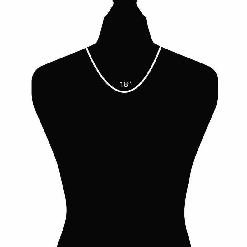 Puede incluir: Un maniqu&iacute; negro con un collar de cadena de plata. El collar mide 18 pulgadas (45,7 cm) de largo.