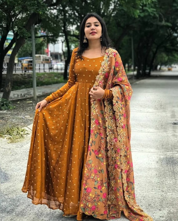Golden Pakistani Bridal Dress in Lehenga Gown Style | Pakistani bridal  dresses, Pakistani bridal dress, Pakistani bridal