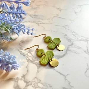 Polymeer klei oorbellen | Sierlijke oorbellen | Moderne | uit het midden van de eeuw Funky | Statement Bruids oorbellen | All Dressed Up Oorbellen - Groen/Messing