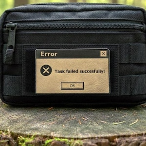 Patch de moral "Tarefa falhou com sucesso" - Meme de erro do Windows - Broche em couro sintético (80 x 50 mm)