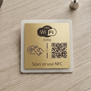 Op de afbeelding: Handgemaakt houten bord met de tekst "Welcome to our home" in een handgeschreven stijl. Het bord is wit geschilderd met zwarte letters en een verweerde afwerking, geschikt voor binnen of buiten.