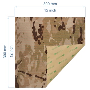 Könnte beinhalten: Ein 30,5 cm x 30,5 cm großes Blatt Tarnstoff mit einem braunen, beige und grünen Muster. Der Stoff hat eine abziehbare Kleberückseite.