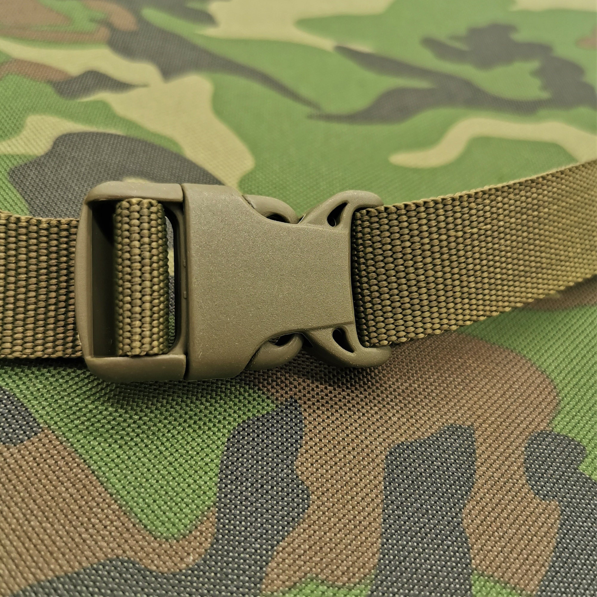 Tactical Sit Pad, Waterproof Insulated Cushion, Woodland Camo