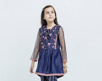 Puede incluir: Un conjunto de dos piezas azul marino para niña. La parte superior presenta bordados florales y mangas transparentes. Los pantalones a juego tienen rayas verticales. El conjunto se combina con sandalias plateadas.
