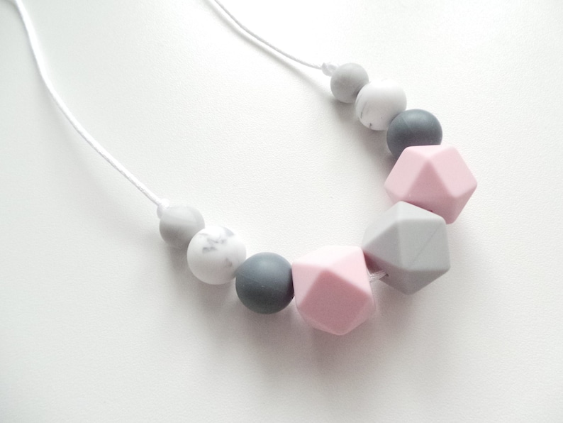 Silicone Nursing necklace in Pink