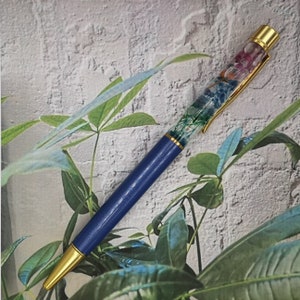 Wunderschöne Kugelschreiber aus Metall mit Blumen in Flüssigkeit, auch mit persönlicher Namensgravur Blau