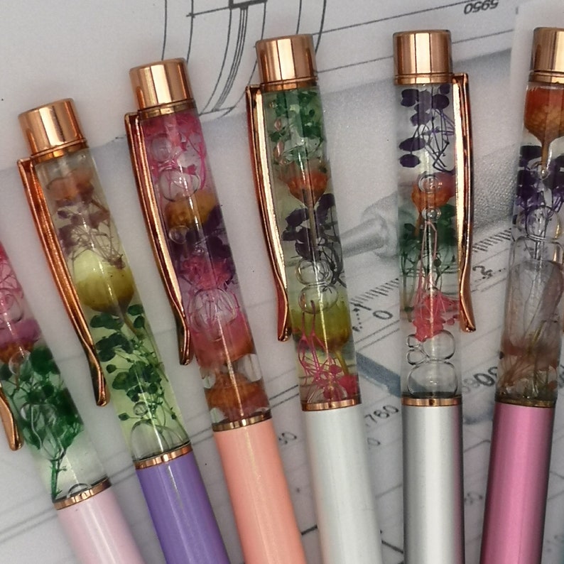 Wunderschöne Kugelschreiber aus Metall mit Blumen in Flüssigkeit, auch mit persönlicher Namensgravur Bild 2