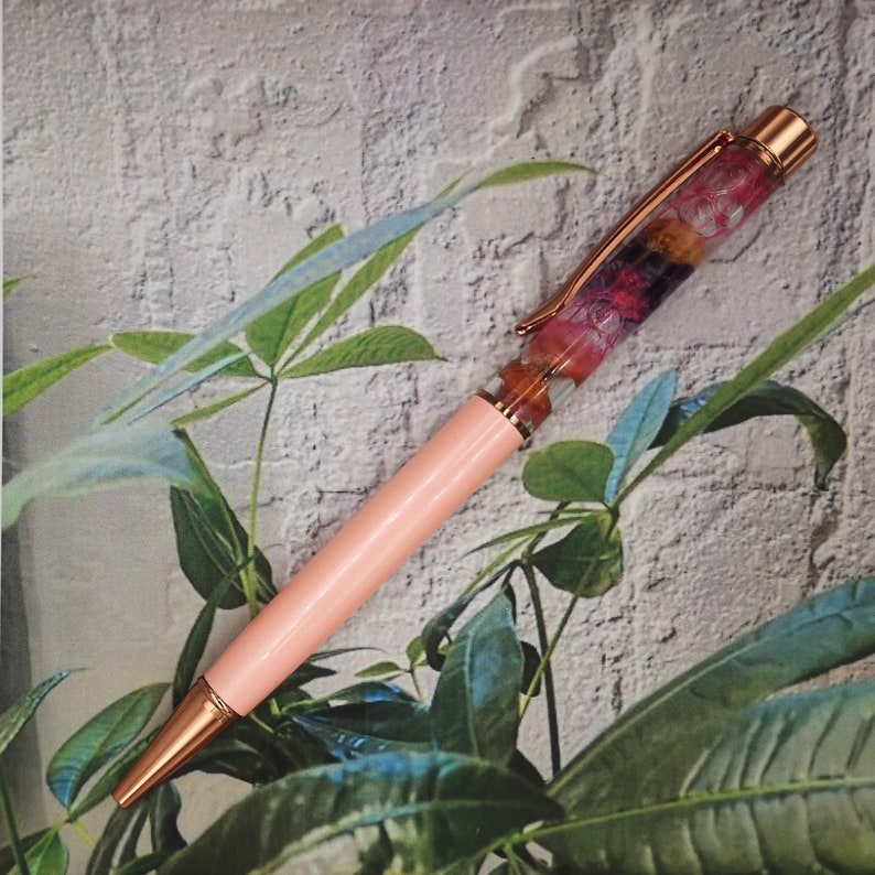 Wunderschöne Kugelschreiber aus Metall mit Blumen in Flüssigkeit, auch mit persönlicher Namensgravur Koralle