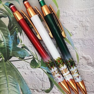 Penna a sfera natalizia in custodia di velluto - nei colori rosso, bianco e verde. Con motivi festivi, personalizzabile.