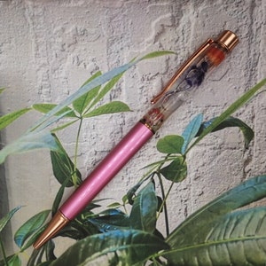 Wunderschöne Kugelschreiber aus Metall mit Blumen in Flüssigkeit, auch mit persönlicher Namensgravur Pink