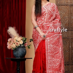 Batik Handgefertigter Rot Weißer Saree aus reiner Seide - Maulbeerseide Sari im Angebot, elegantes Batik-Design für Frauen