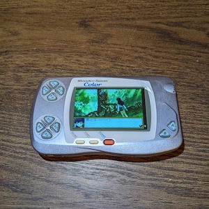 Ban Dai WonderSwan は IPS LCD スクリーンにアップグレードされています。美しいカラーのハンドヘルド コンソールです。珍しいシルバー ブルー カラーです。とてもクールです。