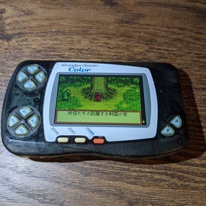 Ban Dai WonderSwan は IPS LCD スクリーンにアップグレードされています。美しいカラーのハンドヘルド コンソールです。珍しいです。クリアなブラック カラー! とてもクールです!