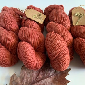 Hand dyed wool with natural colors/single yarn