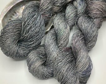 Hand-dyed yarn made of linen and silk