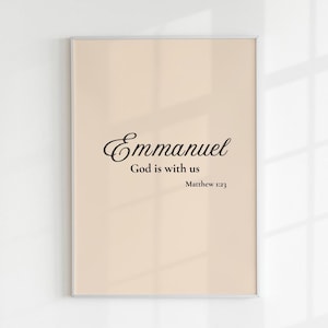 Puede incluir: Una impresión enmarcada con un fondo beige y texto negro que dice "Emmanuel Dios está con nosotros Mateo 1:23".