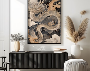 Puede incluir: Una impresión artística enmarcada que presenta una ilustración detallada de un dragón en un cielo nublado. El dragón está representado en tonos grises y dorados, con un fondo negro y nubes blancas. La obra de arte se exhibe sobre un mueble negro.