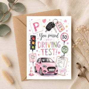 以下が含まれることがあります： ピンクの車、信号機、Pマーク、Well Doneタグ付きの車の鍵、50の速度制限標識、Go標識、三角コーン、そしてYou passed your DRIVING TEST!と書かれた試験証明書が描かれたグリーティングカード。
