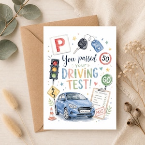 Op de afbeelding: Een wenskaart met een aquarelillustratie van een blauwe auto, een verkeerslicht, een P-bord, een autosleutel met een Well Done-label, een 50-bord, een Go-bord, een verkeerskegel en een certificaat met het woord Pass erop.