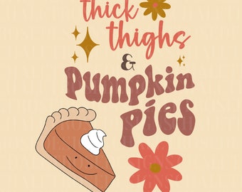 Könnte beinhalten: Digitale Illustration mit dem Text "thick thighs & pumpkin pies" in einer Retro-Schriftart. Ein Stück Kürbiskuchen mit Schlagsahne und einem lächelnden Gesicht ist abgebildet. Das Design umfasst Blumen- und Sternakzente auf cremefarbenem Hintergrund.