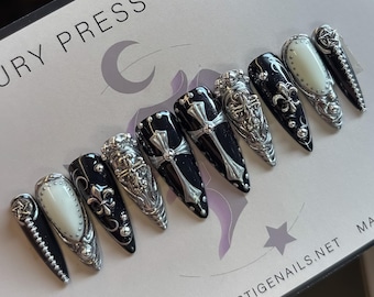 Uñas postizas estilo gótico en cromo plateado y negro // uñas góticas, uñas alternativas, uñas cromadas, cromo metálico, uñas plateadas, góticas