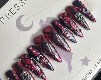 Uñas postizas estilo arnés de bondage con encaje negro y rojo // uñas de lujo, uñas de bruja, uñas góticas, uñas punk, uñas alternativas, uñas rojas