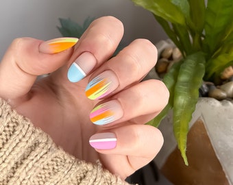 Matte Regenbogen Helle Abstrakte Linie Summer Press On Nails || funky stick on nail kit with glitter, matte nails, rainbow, sommer design nails