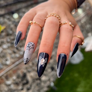 Silver and Black Spider Web Halloween Themed Press On Nails // Halloween party press on nail set with glue, stick on nails, gothic