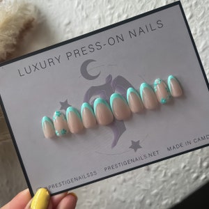 Appuyez sur la pointe française de fleur de turquoise sur les ongles || coller sur les ongles avec de la colle, ongles d'été, ongles français, presser des fleurs sur les ongles
