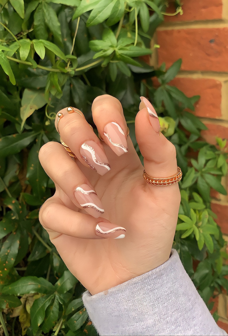 White and Gold Wavey Line Press On Nails // Nagelset mit Kleber, Wirbelnägel, Fake Nägel, Nagelset, Nagelset, Kleber auf Nägeln Bild 2