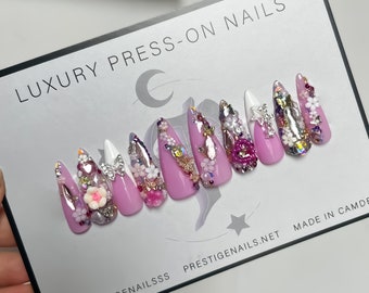 Rosa French Tip Blume & Crystal Junk Press On Nails || Hübsche Charm Nägel, French Tips Nägel, Schmetterling Nägel, Gala Nägel, Alt Nägel, Pink