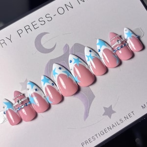Blau & Weiß Sterne Französische Spitze Drücken Sie die Nägel | Kristall Nägel, Blauer Stern Nail Art, Armreif Nägel
