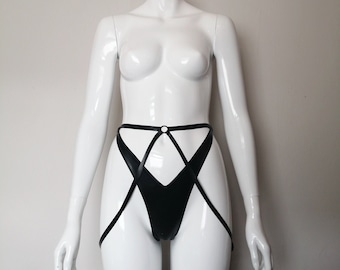 Latex slipje met hoge taille en dijbeenbandjes