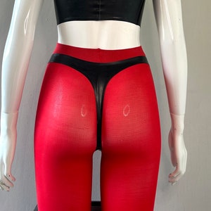 Puede incluir: Leggings rojas con un tanga de cuero negro. Las leggings son de un material el&aacute;stico y tienen una cintura alta.