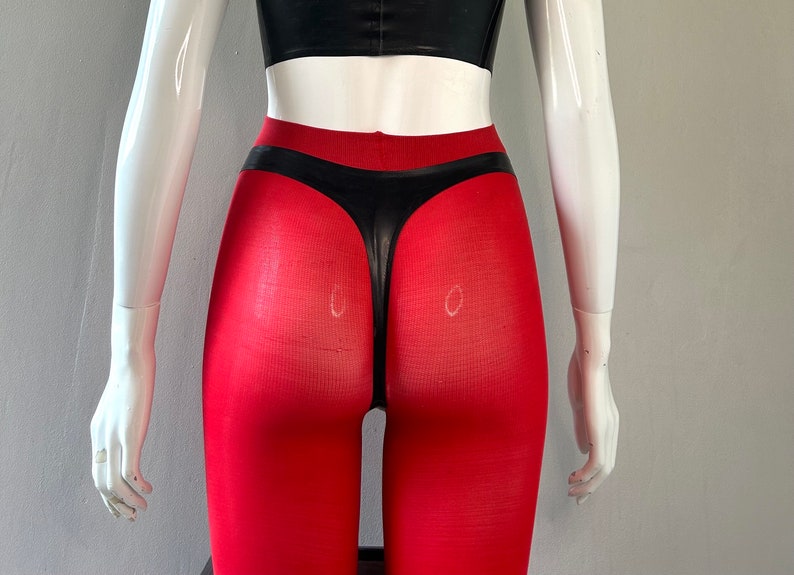 Puede incluir: Leggings rojas con un tanga de cuero negro. Las leggings son de un material el&aacute;stico y tienen una cintura alta.