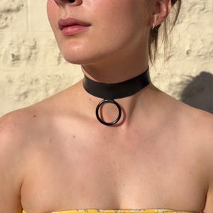 Latex O-Ring Choker: Metallakzent