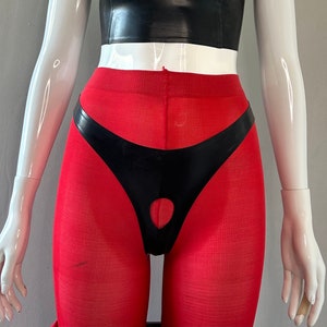 Puede incluir: Leggings rojas con un panel de l&aacute;tex negro y un recorte en la parte delantera.